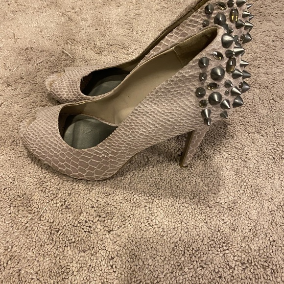 Vera Wang nude spiked/studded peep toe heels - Picture 3 of 4